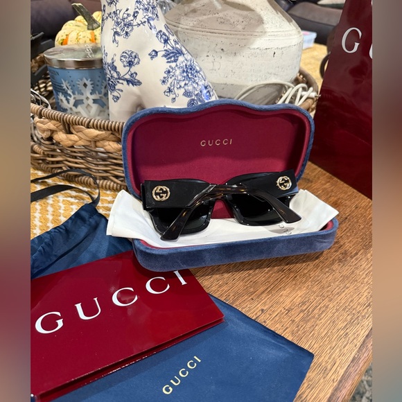 Gucci Black Sunglasses with Gucci case - Picture 5 of 6